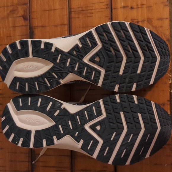 Brooks size 8.5 - Picture 3 of 4